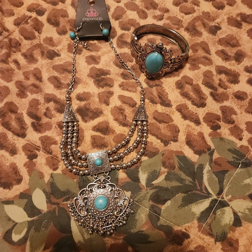 Gorgeous Rose Gold Set Necklace, 2 Bracelets One Snaps